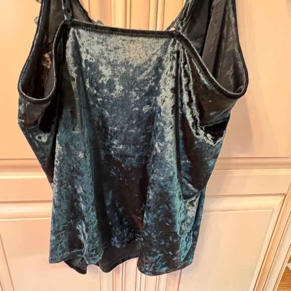 Velvet camisole with adjustable straps - Picture 3 of 4